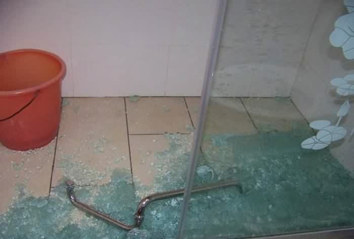 淋浴房玻璃爆炸